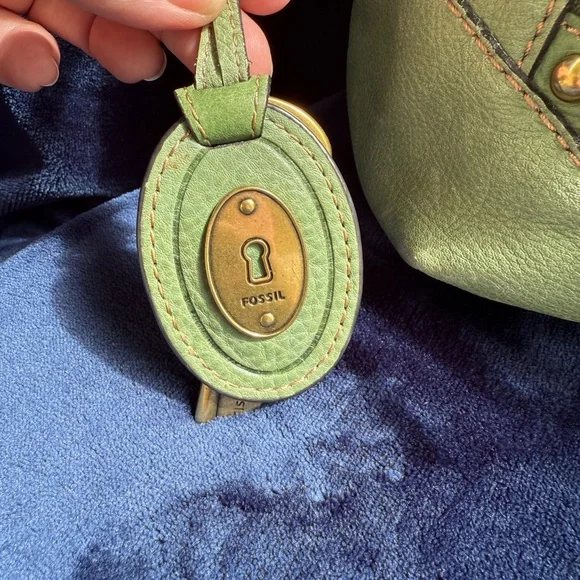 Fossil Green Shoulder Bag with Elegant Design - Picture 4 of 12